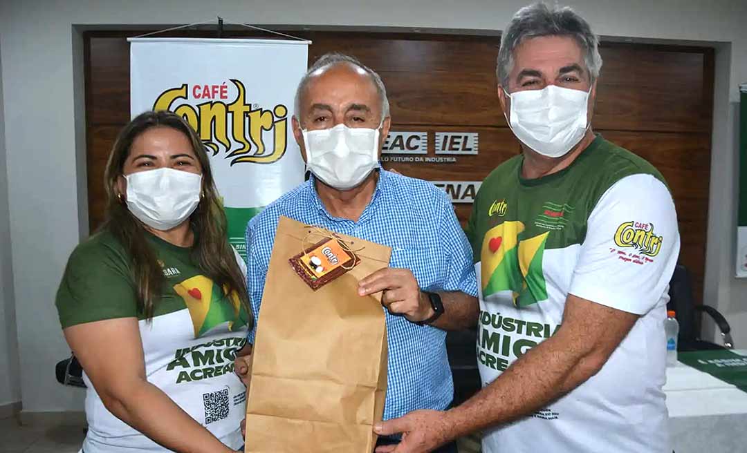 Bocalom defende compra direta das indústrias acreanas de alimentos durante visita a feira promovida pelo SINPAL