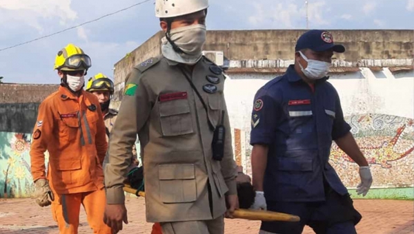 Homem cai da passarela Joaquim Macedo após briga e é socorrido por bombeiros