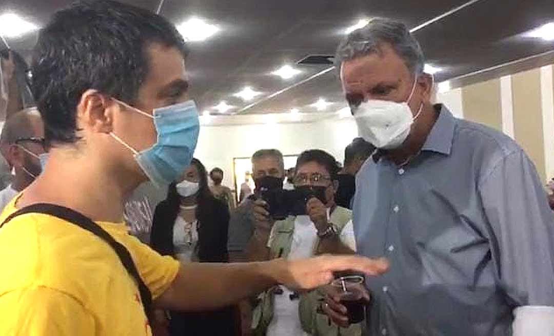 Petecão conversa com manifestantes na Ufac e tenta evitar constrangimento ao ministro da Educação