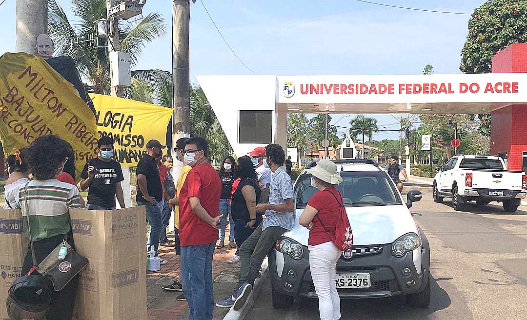 Sofrendo com cortes na Educação, estudantes da Ufac protestam contra presença de ministro no campus