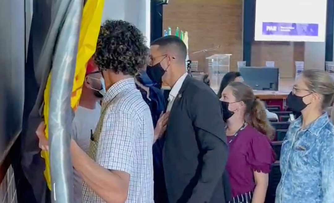Segurança obriga manifestantes a retirarem "boneco" de ministro da Educação do Teatro da Ufac
