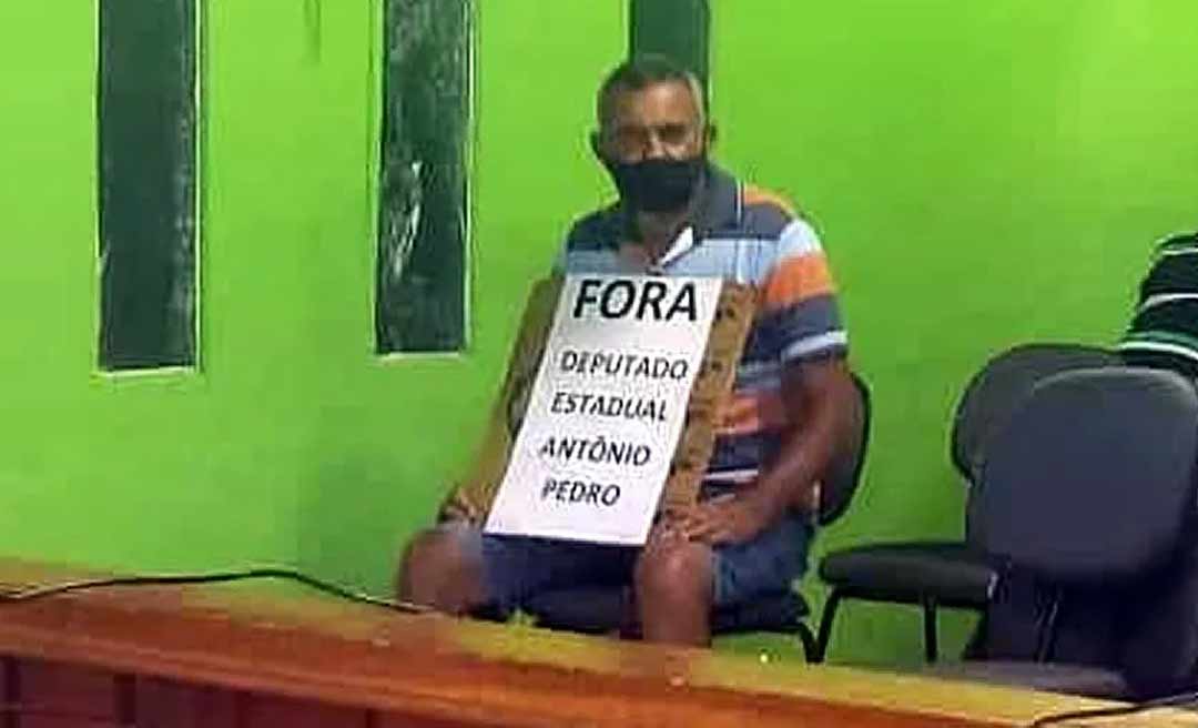 Eleitor pede a saída do deputado Antônio Pedro na Câmara de Xapuri e caso gera vexame