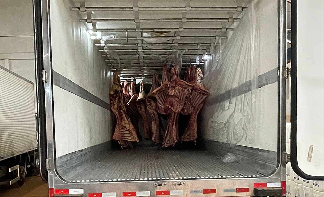 Criminosos interceptam caminhão carregado de carne e roubam parte da carga; 2,5 mil quilos foram subtraídos