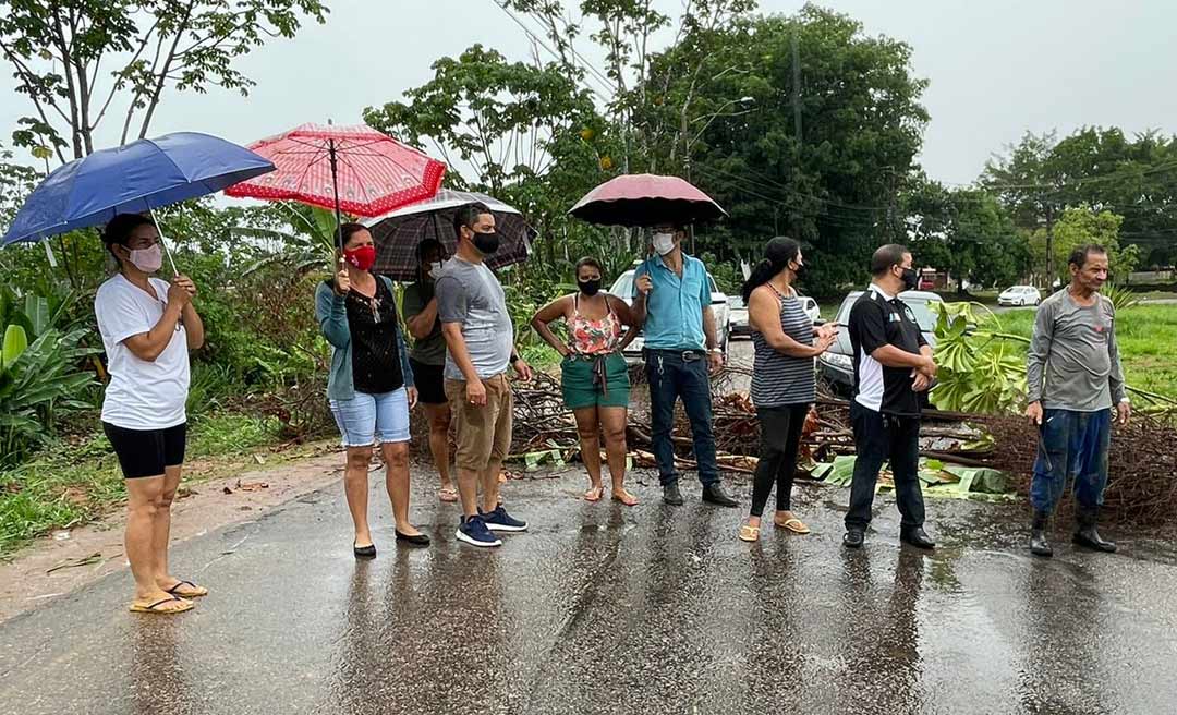 Moradores do Joafra fecham Estrada Alberto Torres em protesto contra péssimas condições de ruas