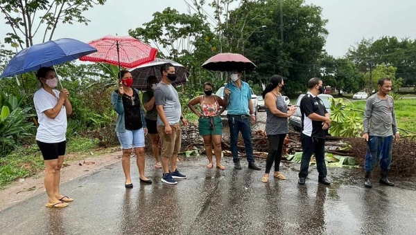 Moradores do Joafra fecham Estrada Alberto Torres em protesto contra péssimas condições de ruas