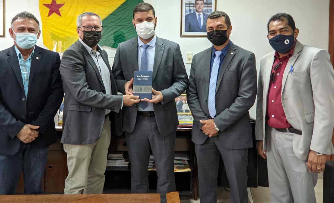 Deputado Sargento Cadmiel divulga trabalho de Gideões Internacionais em visita à Aleac