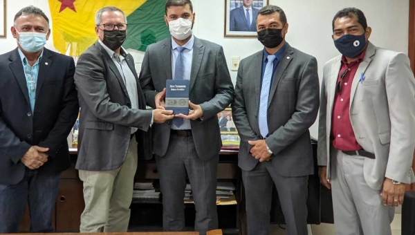 Deputado Sargento Cadmiel divulga trabalho de Gideões Internacionais em visita à Aleac
