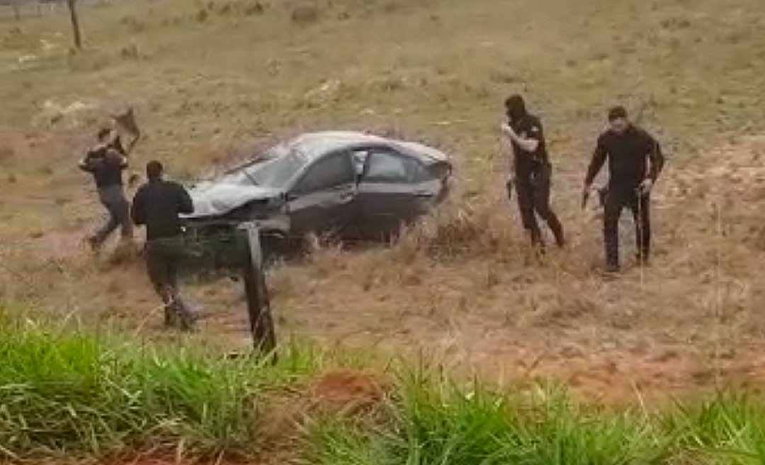 Perseguição a ladrões de carros termina em capotamento e três presos em flagrante