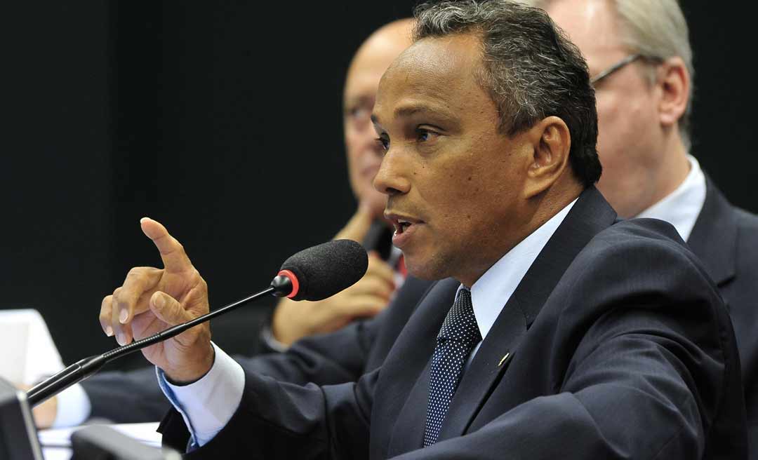 "Enquanto Paulo Guedes ganha dinheiro fácil no exterior, pessoas catam osso no lixo", diz Sibá Machado