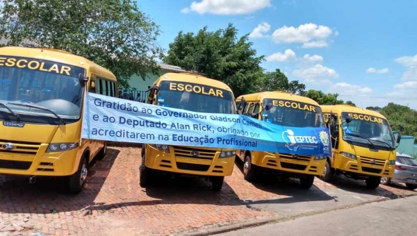 Presidente do Instituto de Educação Profissional destaca entrega de ônibus escolares, fruto de emenda de Alan Rick