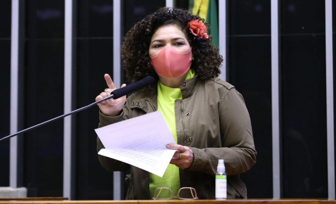 Perpétua Almeida diz que trabalhador recebe em real, mas paga gasolina em dólar