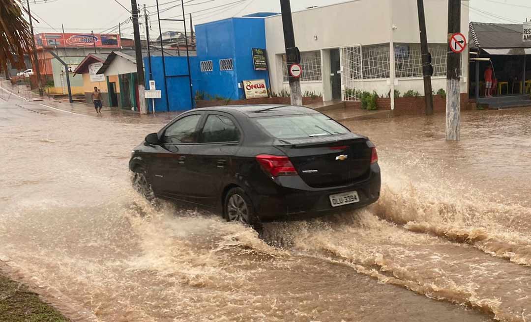 Forte chuva alaga ruas em Rio Branco; avião que vinha de Cruzeiro não pousou por causa do mau tempo