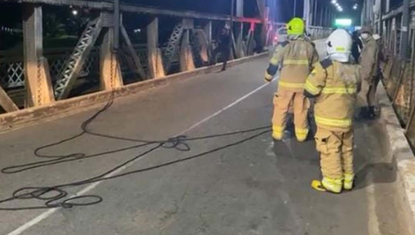 Homem tenta se jogar da ponte Juscelino Kubitschek; bombeiros estão no local