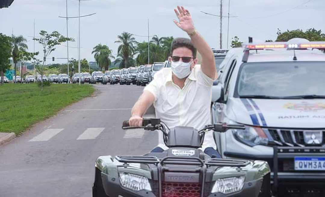 De quadriciclo, Gladson conduz desfile de novas viaturas adquiridas pelo governo