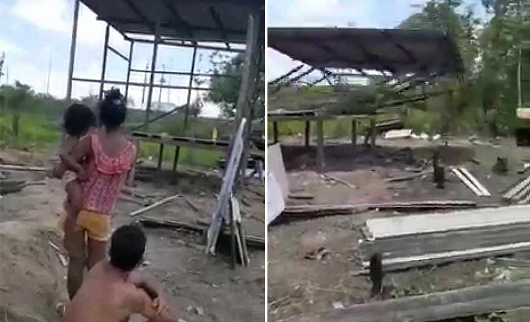 Trabalhadores da prefeitura derrubam casa no ramal do Judia enquanto mãe com filho no braço observa aflita