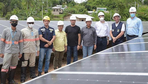 Presidente da Aleac acompanha inauguração da usina de energia solar na Vila Restauração