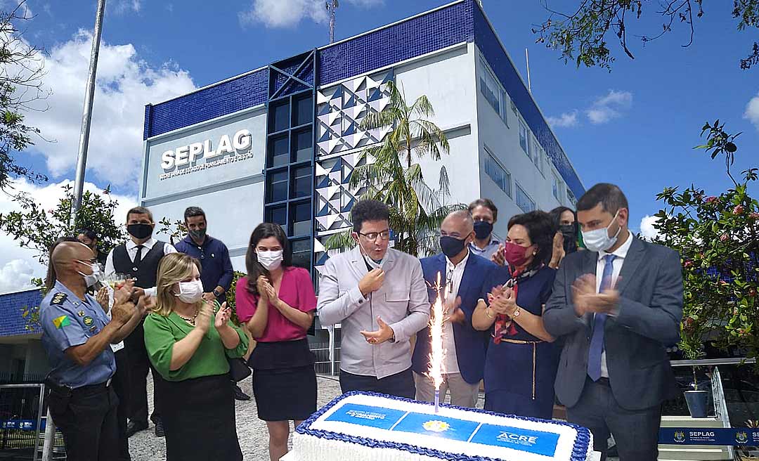 Com bolo e anúncio de reajuste a servidores, Gladson inaugura reforma do Palácio das Secretarias
