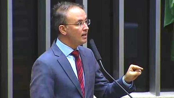 Leo de Brito homenageia servidores públicos e reitera apoio contra a PEC 32