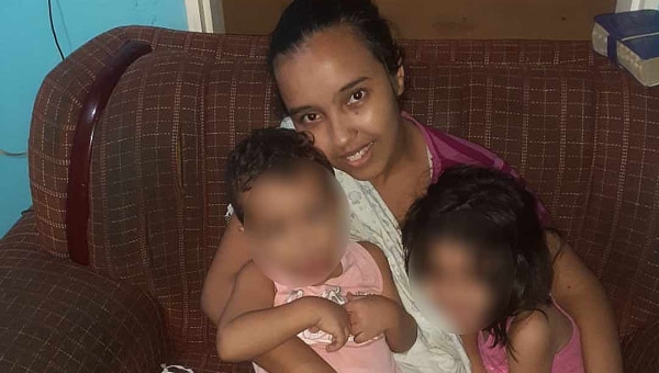 Desesperada, mãe clama por socorro para alimentar crianças, uma de 2 e outra de 4 anos