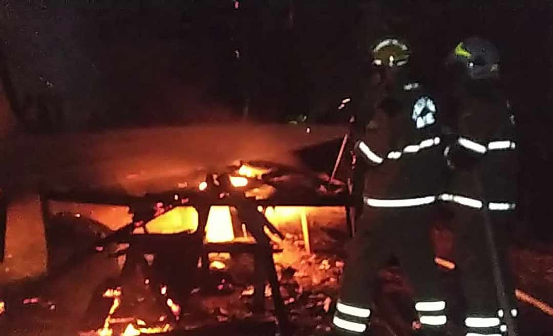 Carregador de celular ou ventilador pode ter causado incêndio em casa no Bairro da Paz