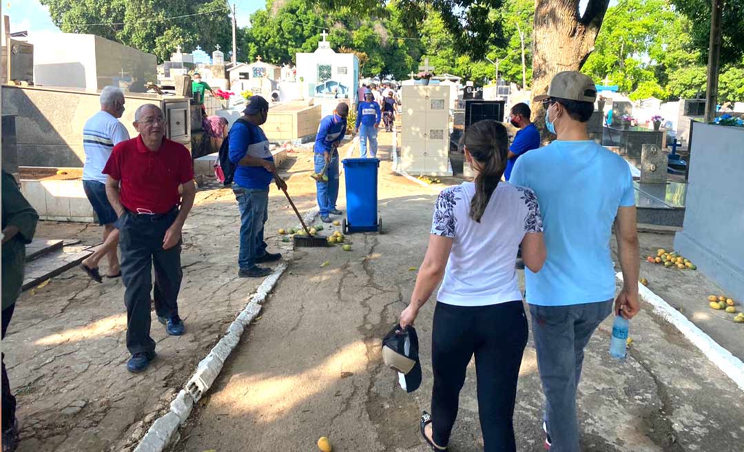 Cemitério São João Batista tem movimentação intensa desde a madrugada