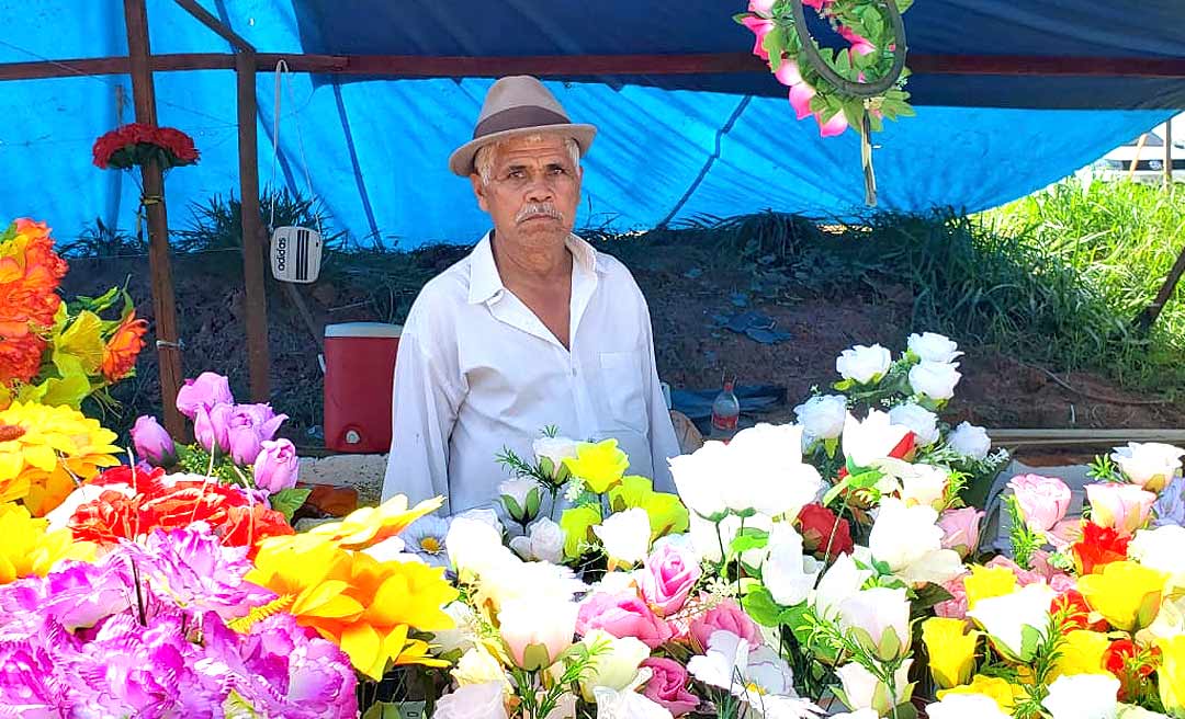 Há 15 anos trabalhando com venda de arranjos florais, pastor evangélico prevê lucro menor por causa da crise