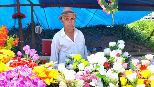 Há 15 anos trabalhando com venda de arranjos florais, pastor evangélico prevê lucro menor por causa da crise