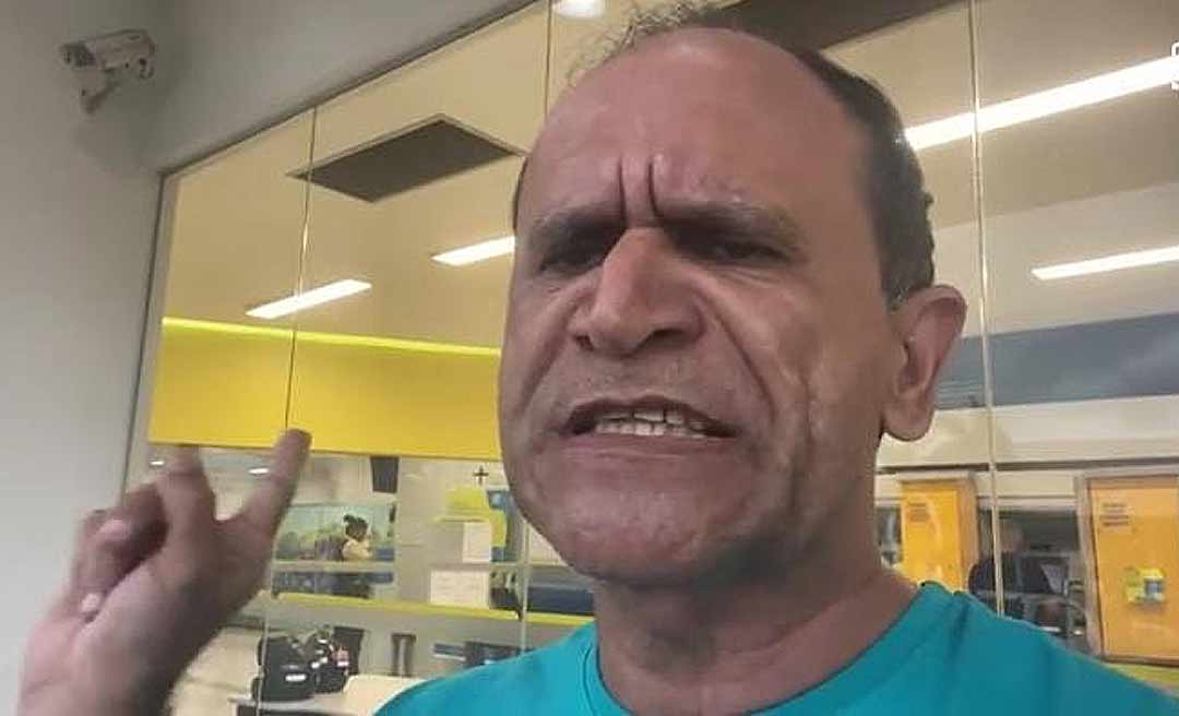 Moisés Diniz grava vídeo em porta de agência do Banco do Brasil reclamando do atendimento: “Desrespeito”