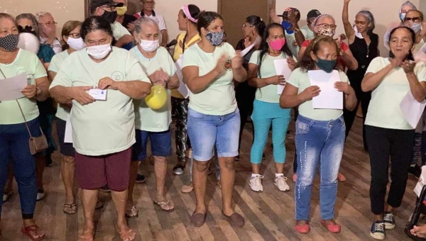 Reabertura do Teatro Barracão é marcado por atividades voltadas para idosos