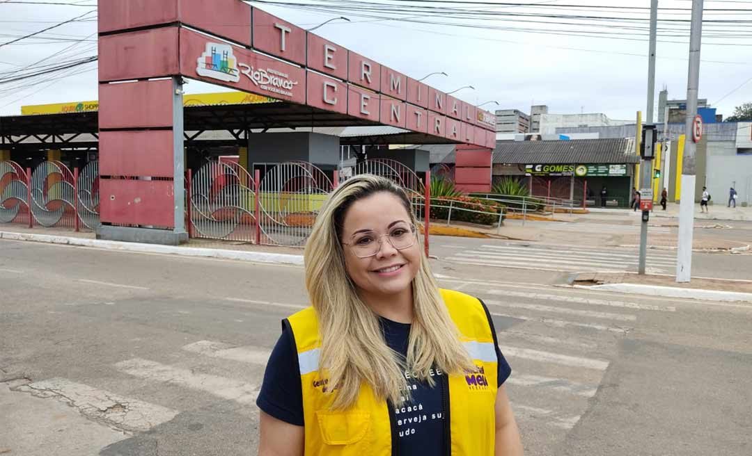 Michelle Melo diz que enquanto Bocalom viaja para a Europa, Rio Branco tem ruas esburacadas e transporte público caótico