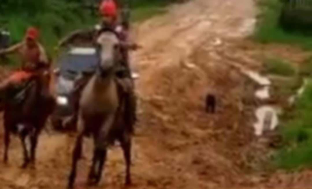 Vídeo mostra carro sendo puxado por cavalos em rua com atoleiro em Tarauacá