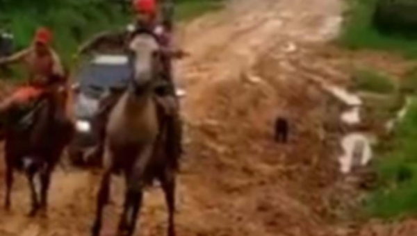 Vídeo mostra carro sendo puxado por cavalos em rua com atoleiro em Tarauacá