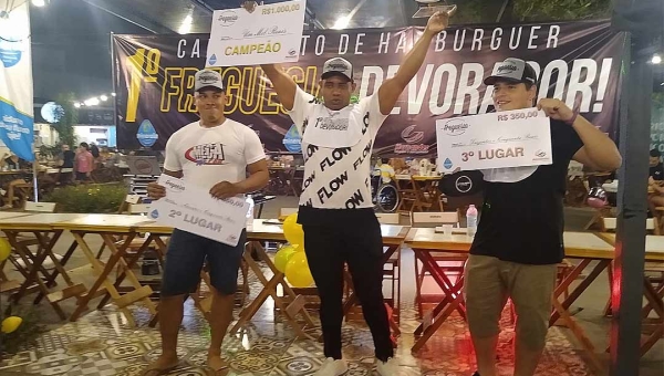 Após comer 10 hambúrgueres e tomar 10 garrafinhas de água, homem vence “campeonato devorador de hambúrguer" em Rio Branco