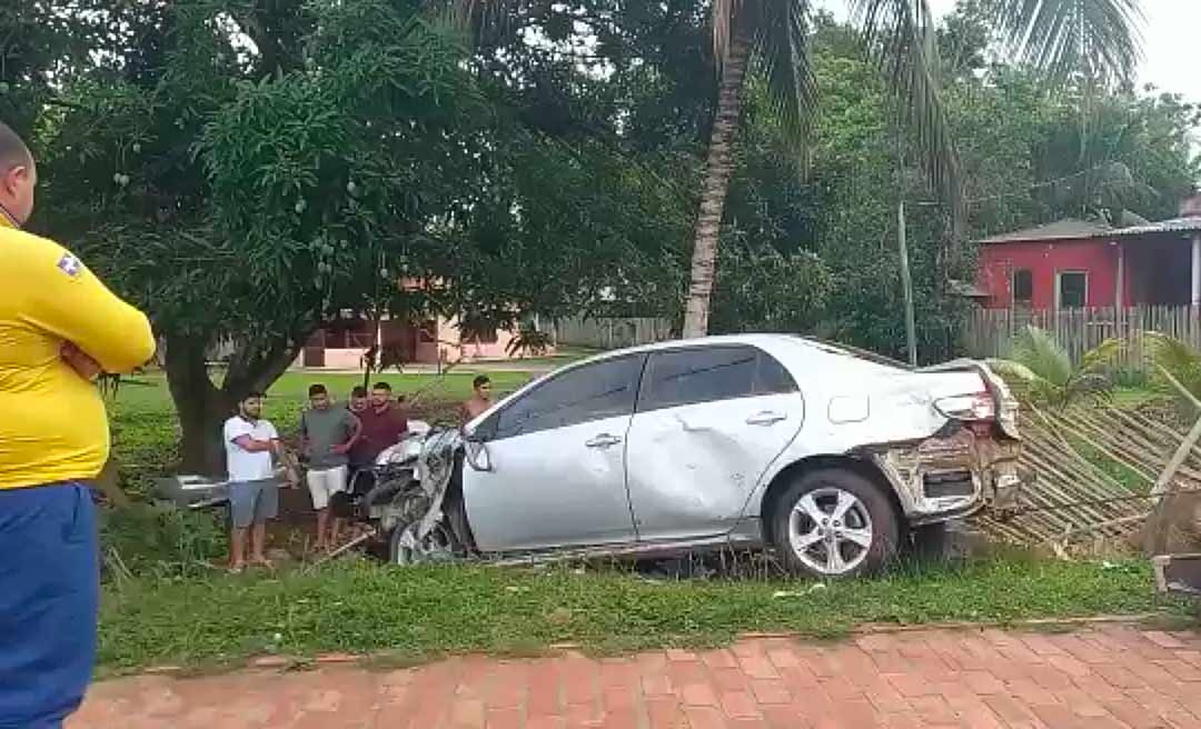 Motorista perde o controle da direção e invade quintal, em Cruzeiro do Sul