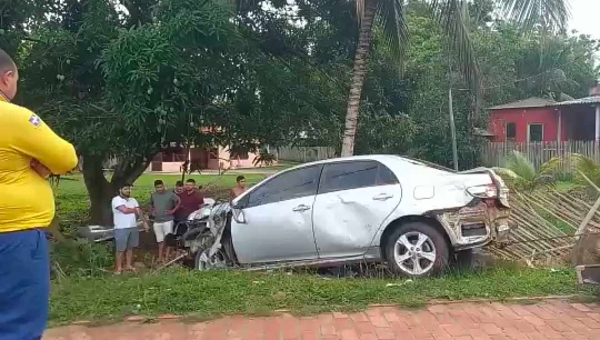 Motorista perde o controle da direção e invade quintal, em Cruzeiro do Sul