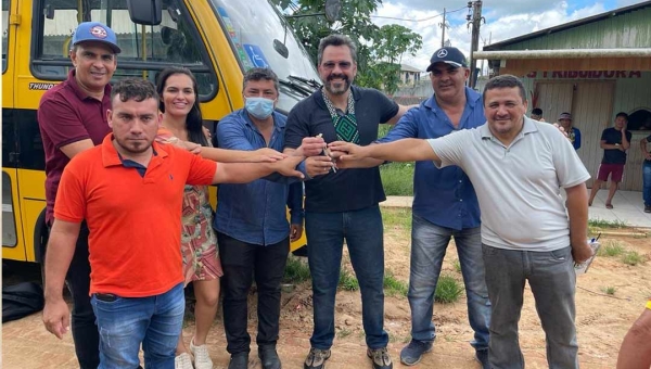 Deputado Alan Rick entrega ônibus escolar e anuncia investimentos durante visita a Santa Rosa do Purus