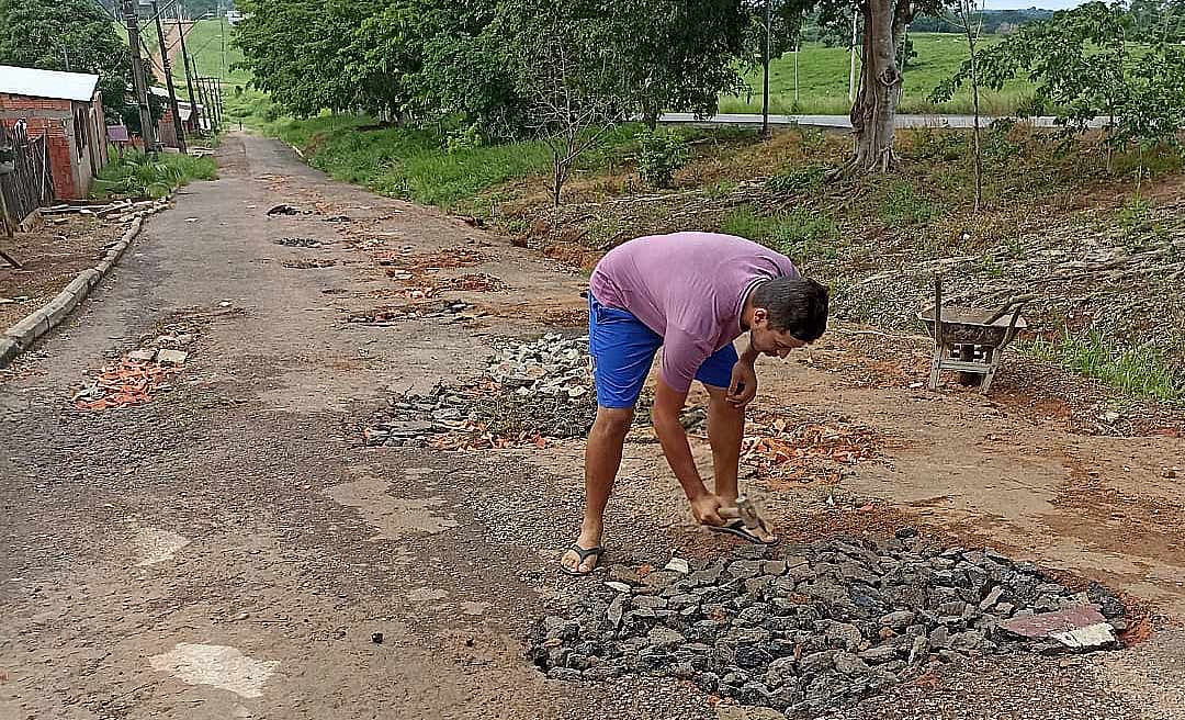 No Custódio Freire, moradores cansam de esperar pela prefeitura e tapam buracos com concretos