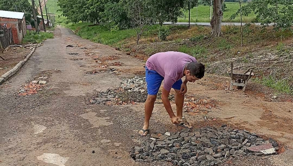 No Custódio Freire, moradores cansam de esperar pela prefeitura e tapam buracos com concretos