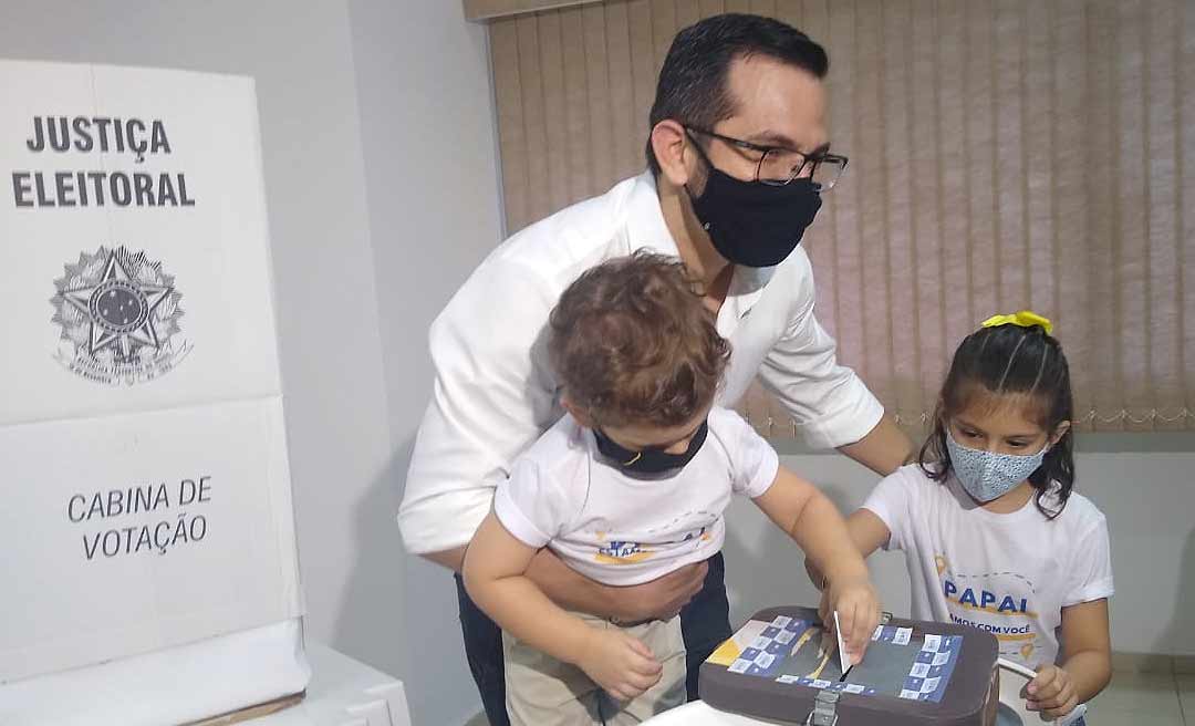 “Confiante na vitória”, diz Aiache após votar acompanhado da esposa e filhos na sede da OAB