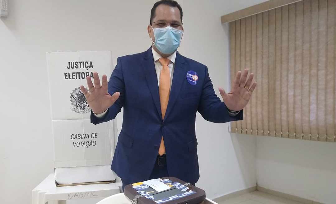 “O trabalho nos qualifica”, diz Erick Venâncio após votar na sede da OAB