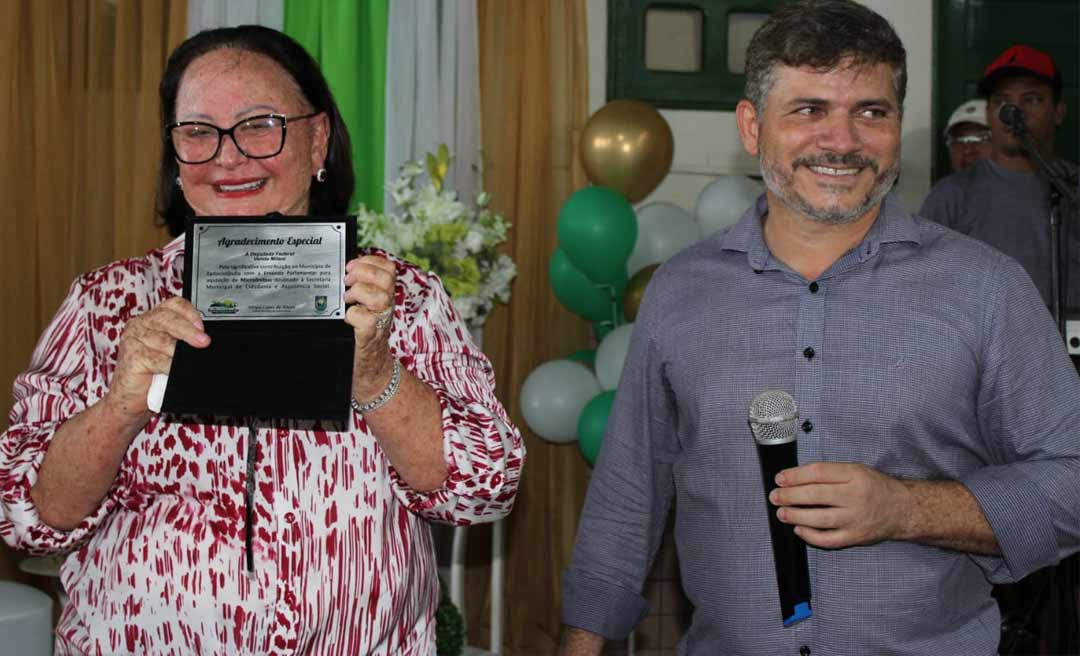 Vanda Milani é homenageada durante entrega de micro-ônibus para melhor idade em Epitaciolândia