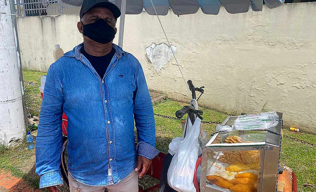 Ambulante vende salgados e sucos há mais de 10 anos nos dias de Enem