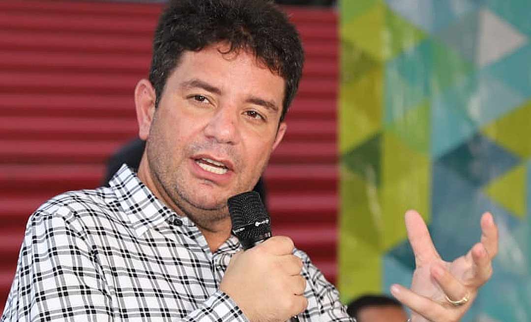"Lavei pra politicagem", diz Gladson ao retificar frase dita por ele para se referir ao cadastro da PC