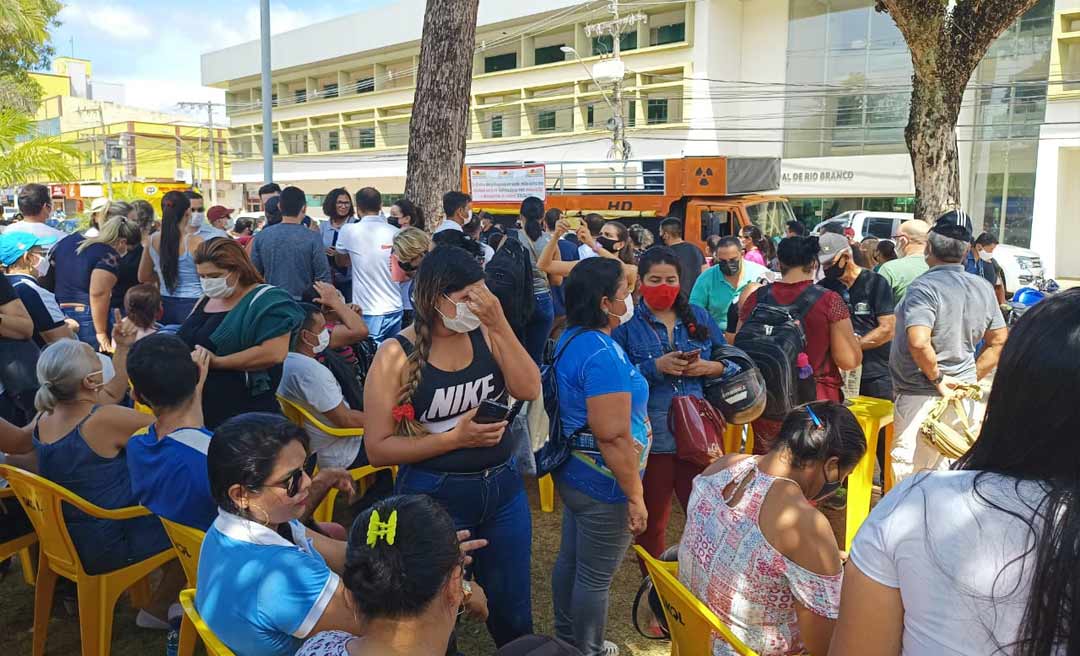 Servidores municipais protestam na frente da prefeitura de Rio Branco por reposição e abono