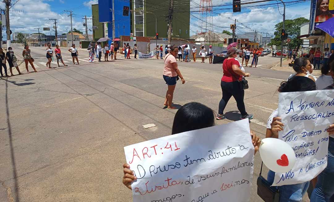 Contra portaria do Iapen, mulheres de presos fecham acessos no Centro de Rio Branco