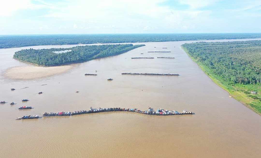 Centenas de balsas de garimpo ilegal de ouro invadem rio Madeira no Amazonas