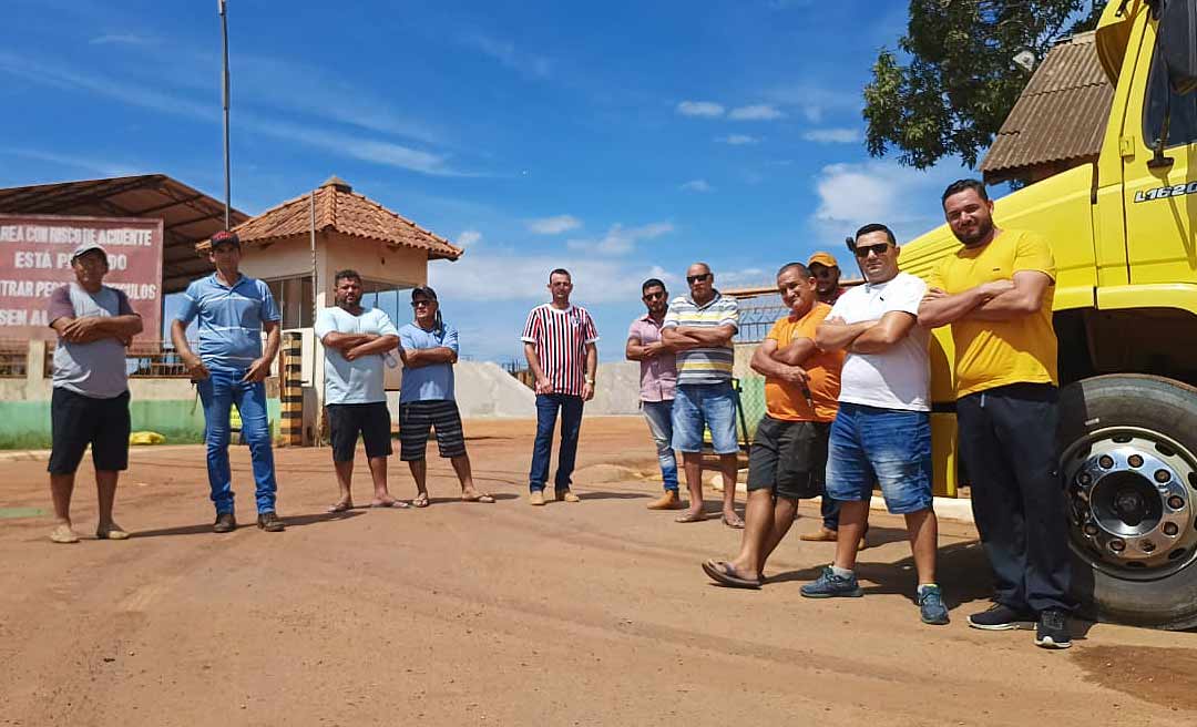 Caçambeiros que trabalharam na pavimentação do ramal da Cinco Mil estão com pagamentos atrasados e protestam na Emurb