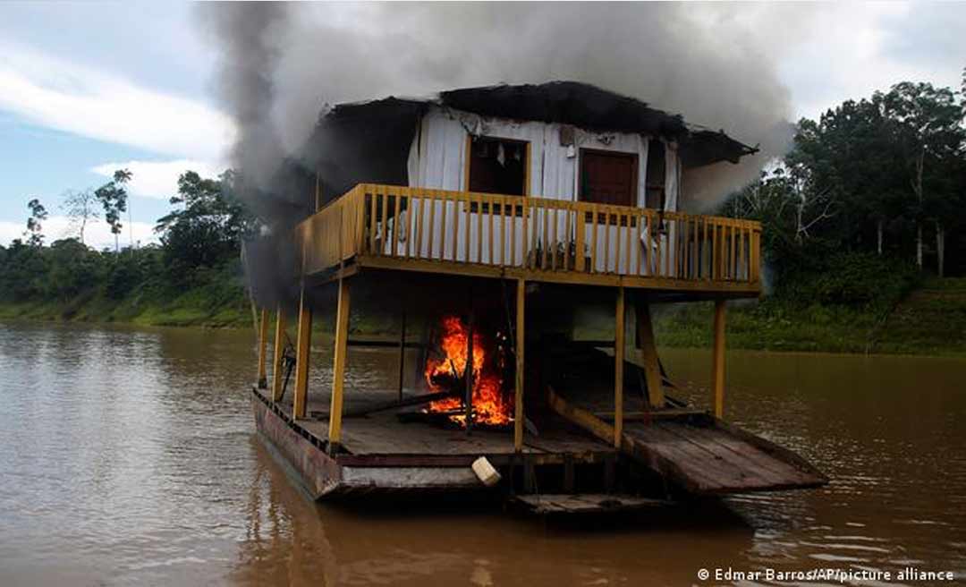 Polícia Federal coloca fogo em balsas de garimpo ilegal no rio Madeira, no Amazonas