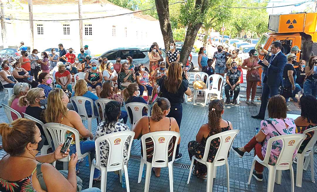 Hall da Aleac é palco de protestos de policiais penais e professores aposentados