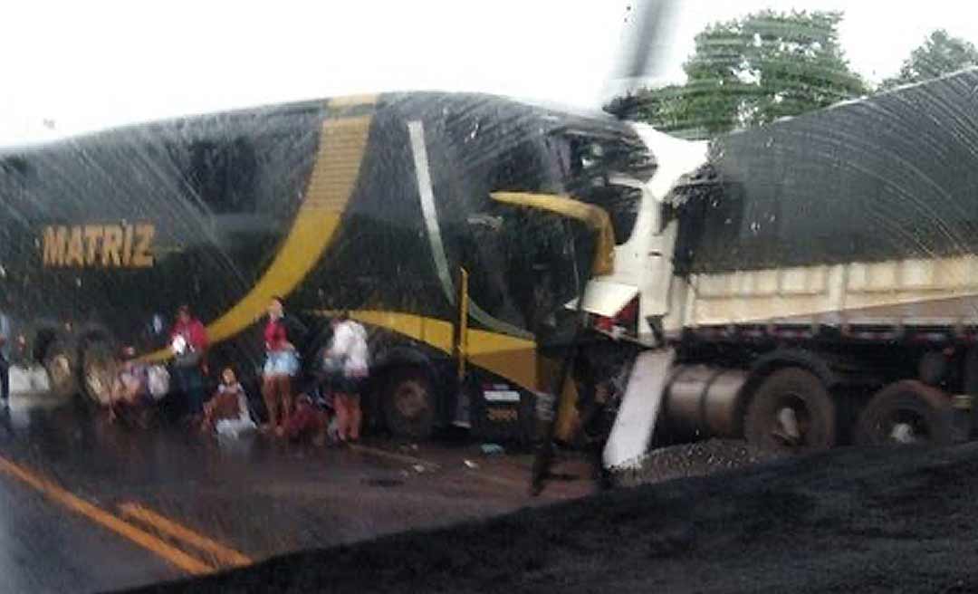 Colisão entre ônibus e carreta deixa ao menos três mortos na BR-364 em Rondônia